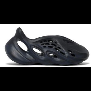 YEEZY FOAM RUNNER 'MINERAL BLUE SIZE 9